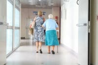 שני קשישים בבית חולים