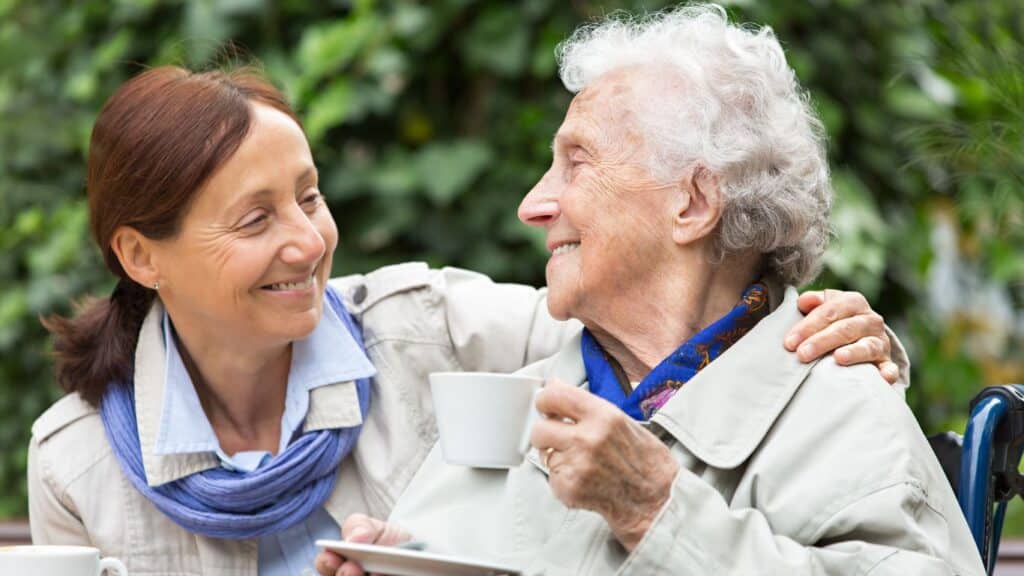 איש מבוגרת עם מטפלת בבית אבות